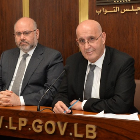 الابيض عرض في لجنة الصحة خطته لازمة الدواء