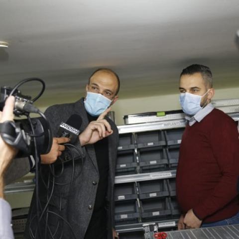 وزير الصحة دهم مستودعا للمستلزمات الطبية تباع بسعر صرف السوق