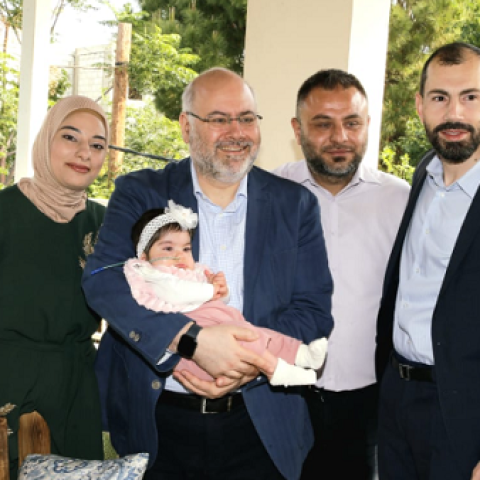 الأبيض استهل جولته الشمالية بزيارة الطفلتين التوأم رهف وريهام في المنية 