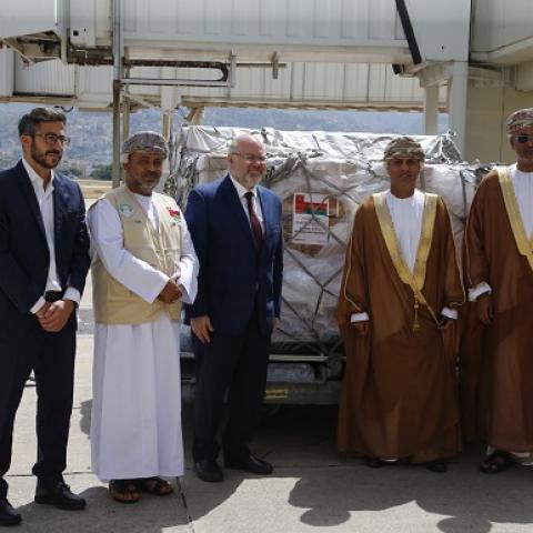 الابيض تسلم من السعيدي 18 طنا من المساعدات الطبية مقدمة من سلطنة عمان