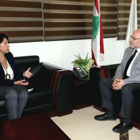 الأبيض عرض مع غريو مشاريع ممولة فرنسيا ودعم المستشفيات الحكومية 