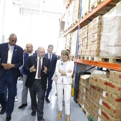 الأبيض تسلم من السفيرة الإيطالية أدوية سرطانية