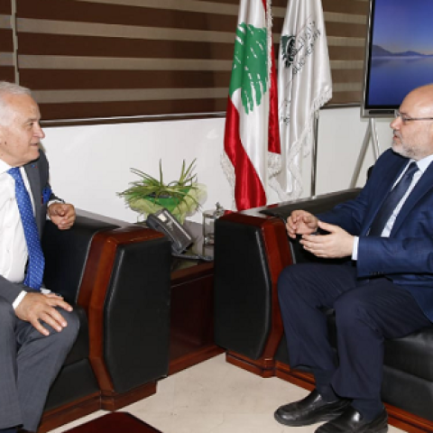 الأبيض هنأ رئيس قسم الطب النسائي في مستشفى "فوش" لنيله وسام الاستحقاق الفرنسي من رتبة ضابط