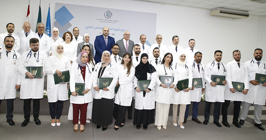 مستشفى المقاصد احتفلت بتخريج 16 طبيبا وطبيبة في كلية التمريض