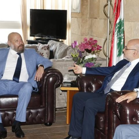 إيواء النازحين وضمان خدمتهم الصحية في اجتماعات الوزير الأبيض