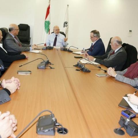 الأبيض يبحث في شؤون القطاع الطبي مع مجلس النقابة