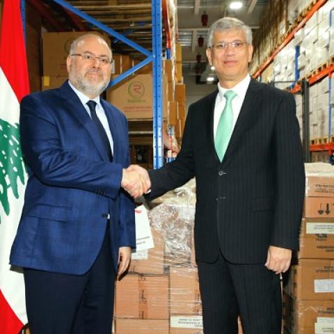 الأبيض تسلم هبة من الأدوية الباكستانية: لن نكل لإيجاد الحلول لتأمين الدواء
