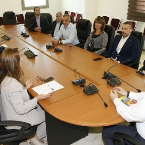 الابيض تسلم من وفد نقابة مصانع الادوية هبة عينية لدعم وزارة الصحة في مواجهة الكوليرا