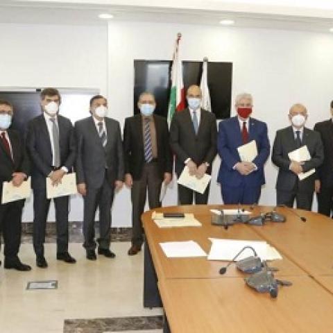 حسن وقع على اتفاقيات مع عدد من الجامعات لتلقيح طاقمها والمساهمة في حملات ميدانية