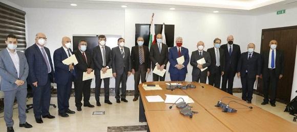 حسن وقع على اتفاقيات مع عدد من الجامعات لتلقيح طاقمها والمساهمة في حملات ميدانية