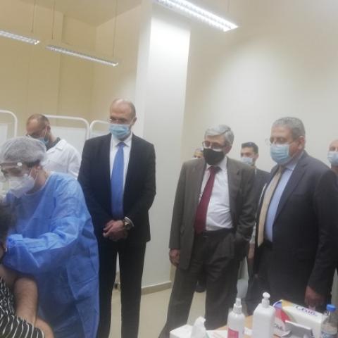 حسن والمجذوب أطلقا حملة التلقيح لأساتذة وموظفي وطلاب اللبنانية في مجمع بيار الجميل الجامعي 