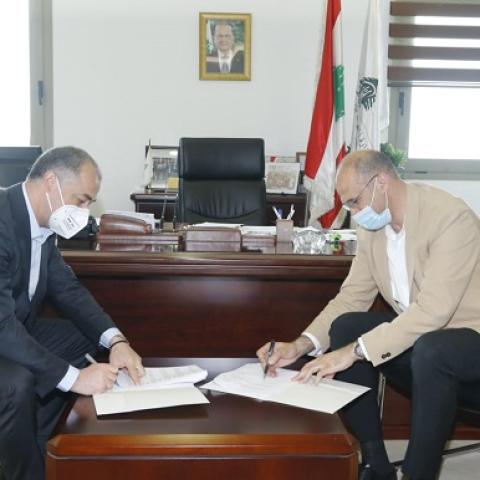 حسن وقع مع بو صعب اتفاقية لتأمين عشرين ألف وحدة من لقاح فايزر للمستشفى اللبناني الكندي 