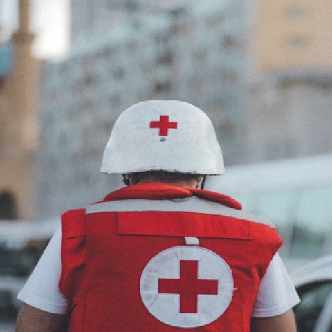 1760 خط ساخن للصليب الأحمر لمتابعة مرضى الكوليرا و140 لخدمات النقل