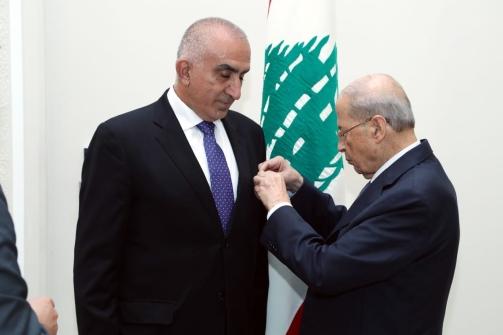 تكريم مدير العناية الطبية  في وزارة الصحة العامة بوسام الاستحقاق اللبناني الفضي