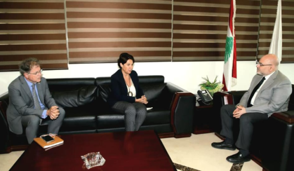 الأبيض عرض مع غريو مشاريع ممولة فرنسيا ودعم المستشفيات الحكومية 