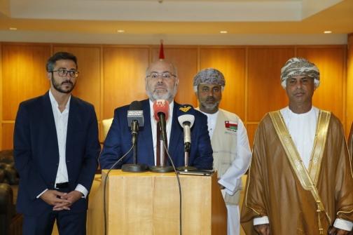 الابيض تسلم من السعيدي 18 طنا من المساعدات الطبية مقدمة من سلطنة عمان