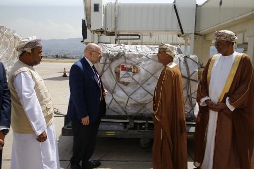 الابيض تسلم من السعيدي 18 طنا من المساعدات الطبية مقدمة من سلطنة عمان